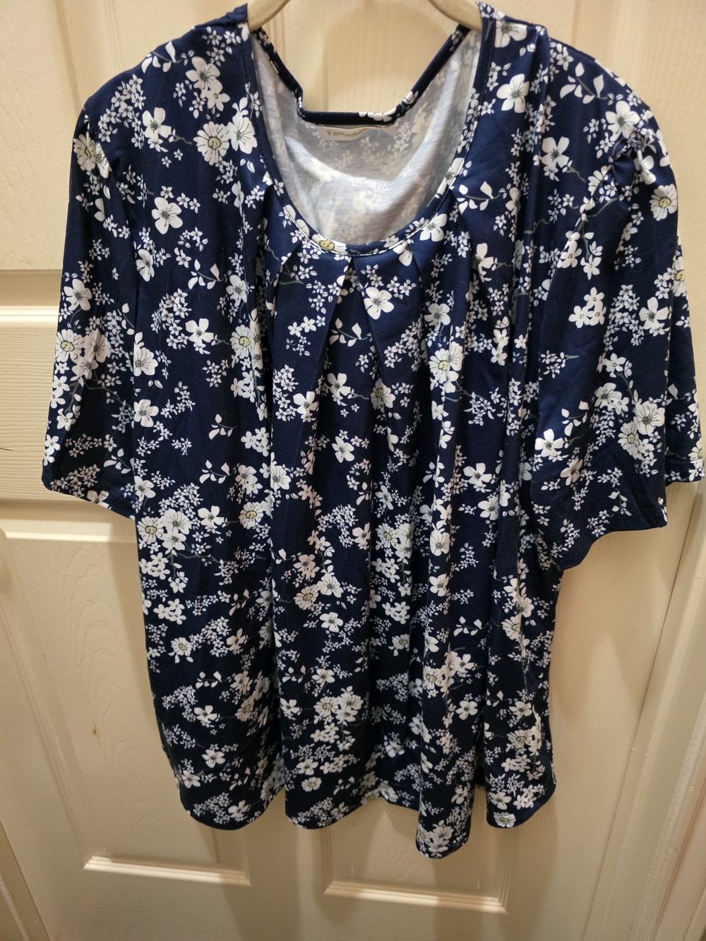 NWOT Fantaslook Women's Navy Blue Floral Short-Sleeve Top
